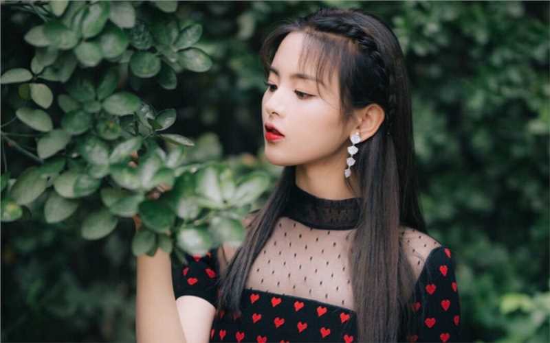 甜美女孩杨超越黑色镂空网纱爱心裙图片合集