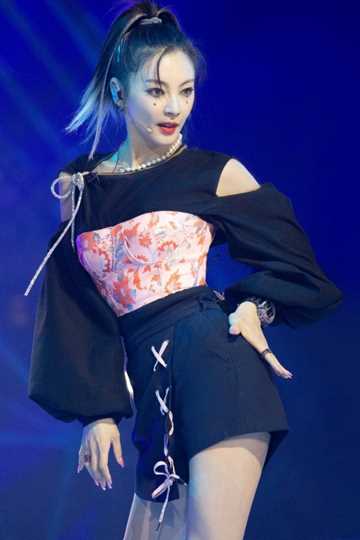 甜美女孩杨超越黑色镂空网纱爱心裙图片合集