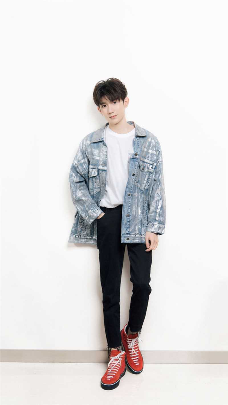 TFBOYS王源干净气质牛仔衣少年时尚杂志图片