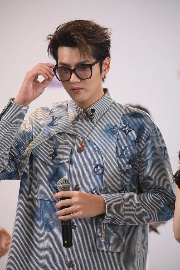 精选吴亦凡lv条纹走秀款衬衫潮流时尚图片图册