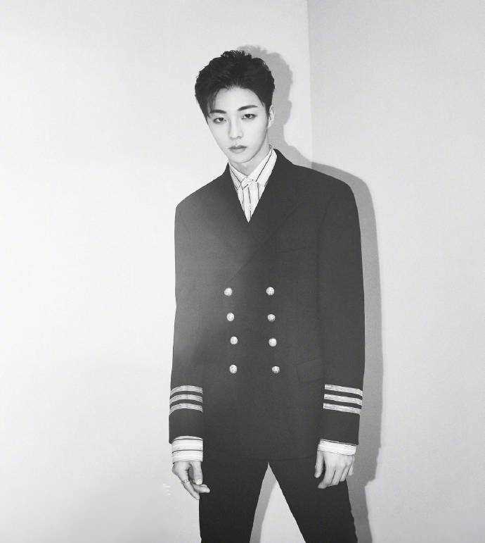 陈立农霸气超拽墨镜时尚大片