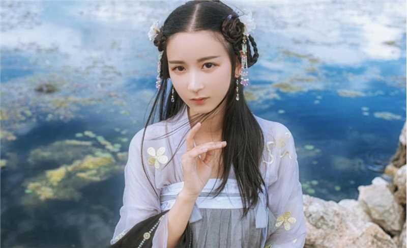 精选甜美气质的汉服女孩水中湿身魅惑集图册
