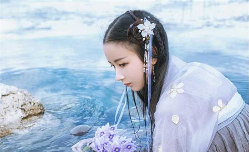 精选甜美气质的汉服女孩水中湿身魅惑集图册