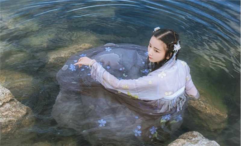 精选甜美气质的汉服女孩水中湿身魅惑集图册