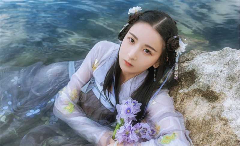 精选甜美气质的汉服女孩水中湿身魅惑集图册