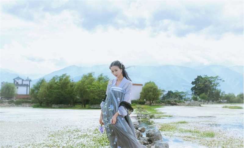 精选甜美气质的汉服女孩水中湿身魅惑集图册