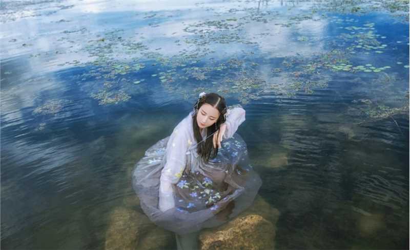 精选甜美气质的汉服女孩水中湿身魅惑集图册