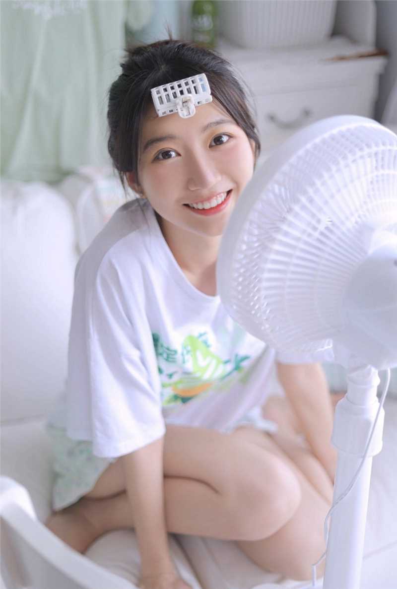 精选小清新绿色格纹甜美女孩长腿私拍图图册