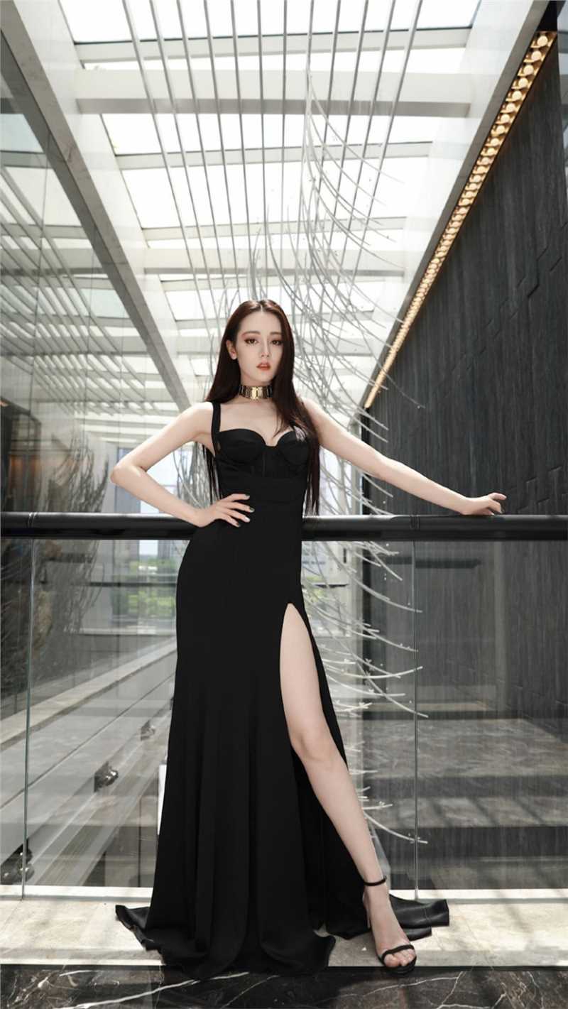 最全迪丽热巴妩媚的开叉长裙白腿美胸性感图片壁纸