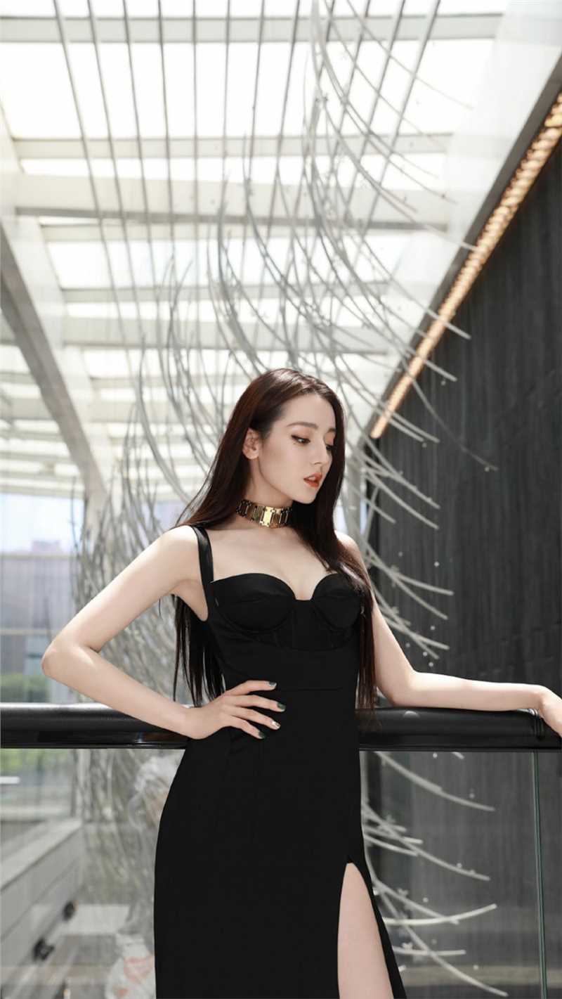 最全迪丽热巴妩媚的开叉长裙白腿美胸性感图片壁纸