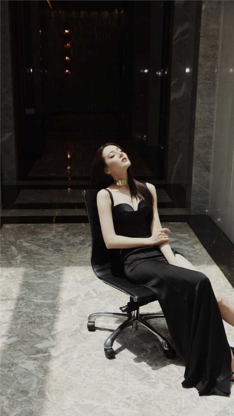 最全迪丽热巴妩媚的开叉长裙白腿美胸性感图片壁纸