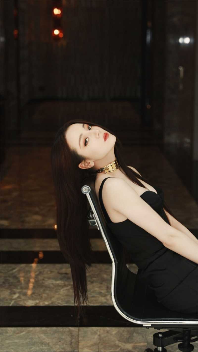 最全迪丽热巴妩媚的开叉长裙白腿美胸性感图片壁纸