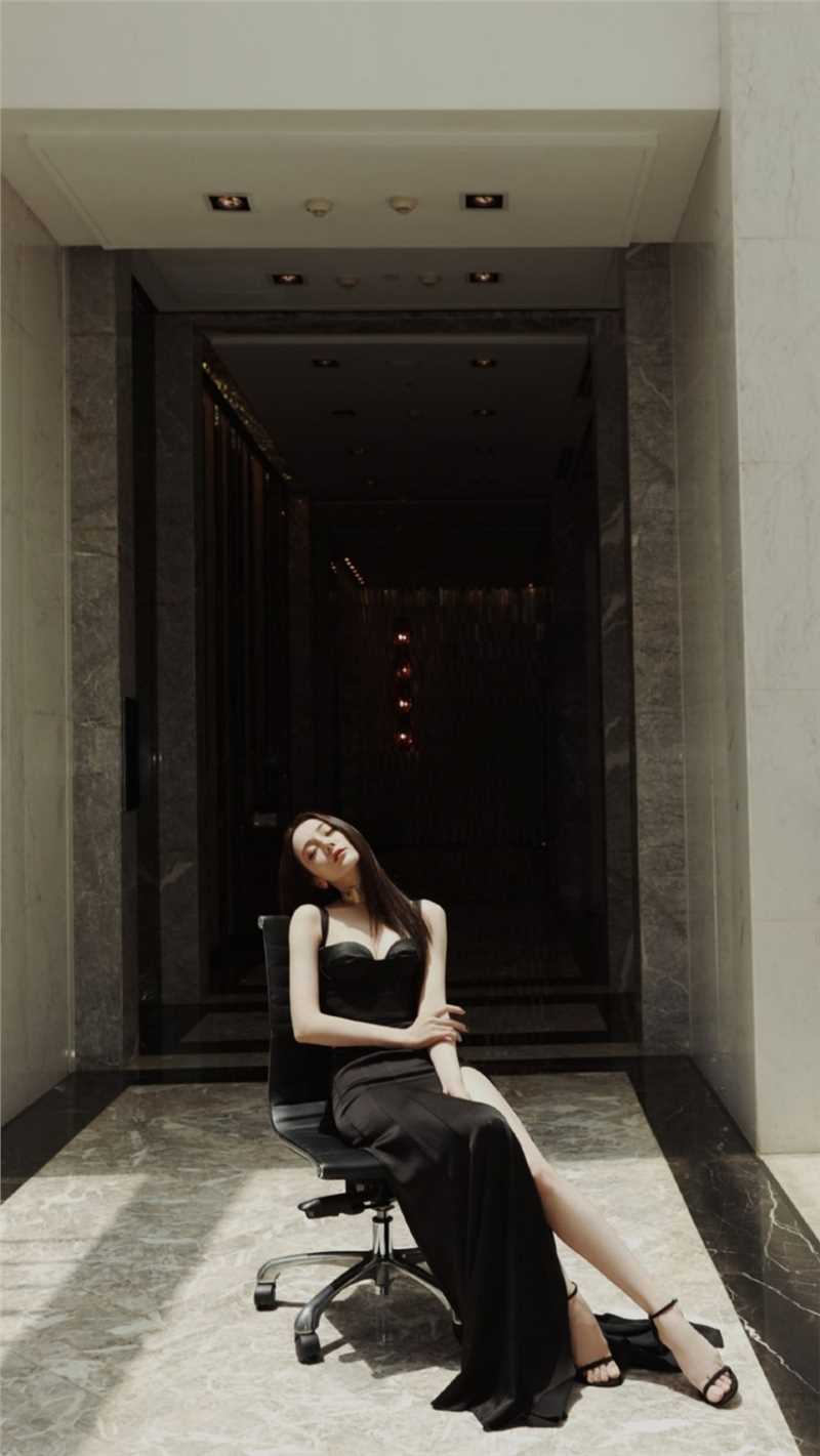 最全迪丽热巴妩媚的开叉长裙白腿美胸性感图片壁纸