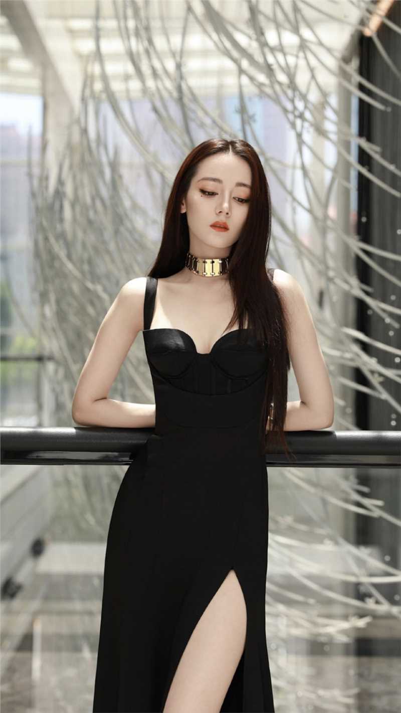 最全迪丽热巴妩媚的开叉长裙白腿美胸性感图片壁纸