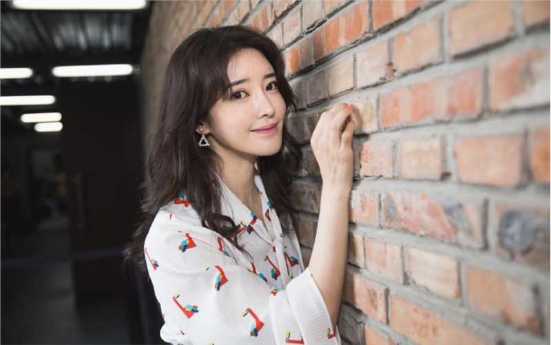 最全宅男女神张璇优雅白色连衣裙时尚图片壁纸