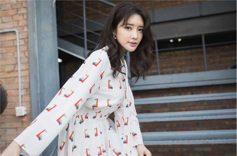 最全宅男女神张璇优雅白色连衣裙时尚图片壁纸