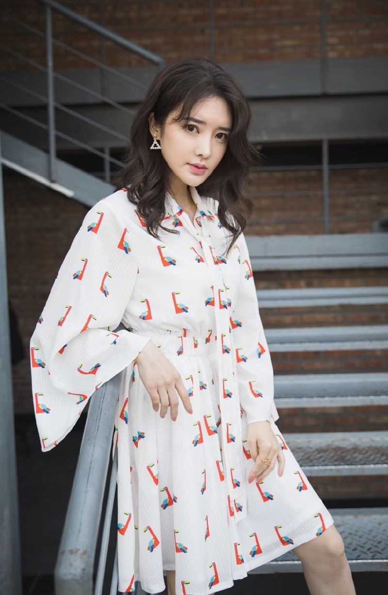 最全宅男女神张璇优雅白色连衣裙时尚图片壁纸