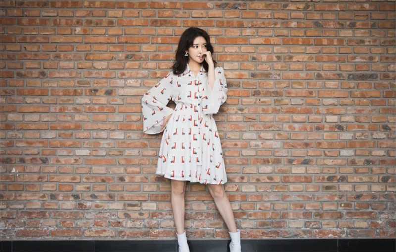 最全宅男女神张璇优雅白色连衣裙时尚图片壁纸