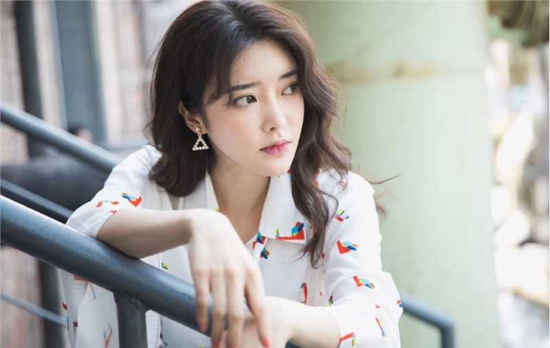 最全宅男女神张璇优雅白色连衣裙时尚图片壁纸