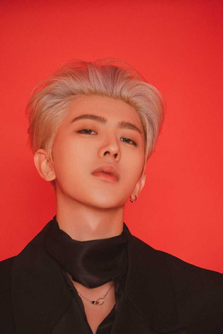 特别专辑蔡徐坤金发背头黑色西装露锁骨性感图片图片