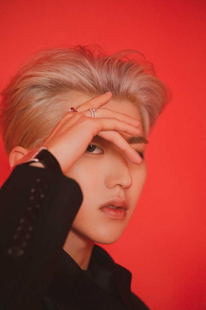 特别专辑蔡徐坤金发背头黑色西装露锁骨性感图片图片