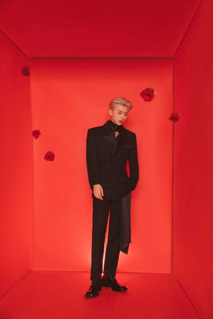 特别专辑蔡徐坤金发背头黑色西装露锁骨性感图片图片