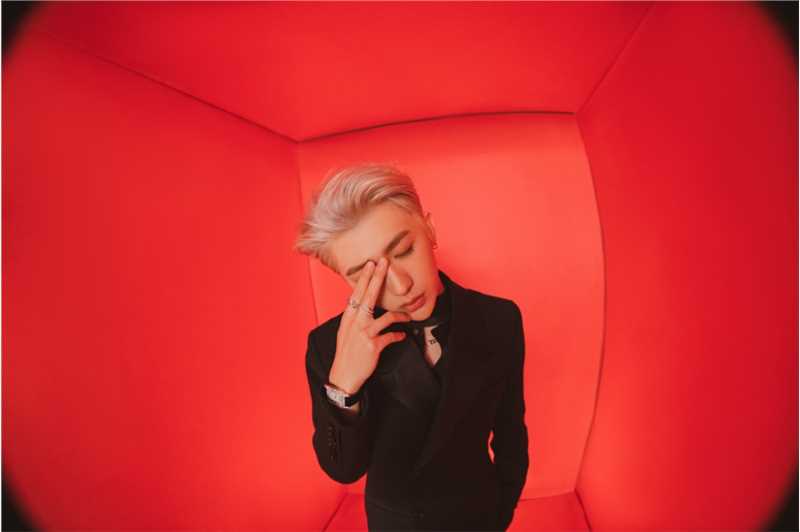 特别专辑蔡徐坤金发背头黑色西装露锁骨性感图片图片