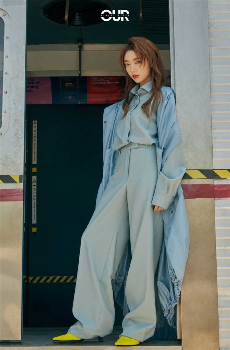 李紫婷又飒又美的蓝色衬衫连体裤时尚照片