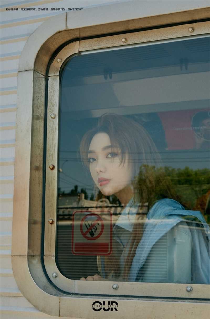 李紫婷又飒又美的蓝色衬衫连体裤时尚照片