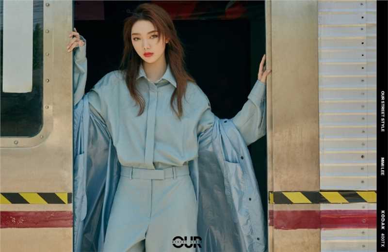 李紫婷又飒又美的蓝色衬衫连体裤时尚照片