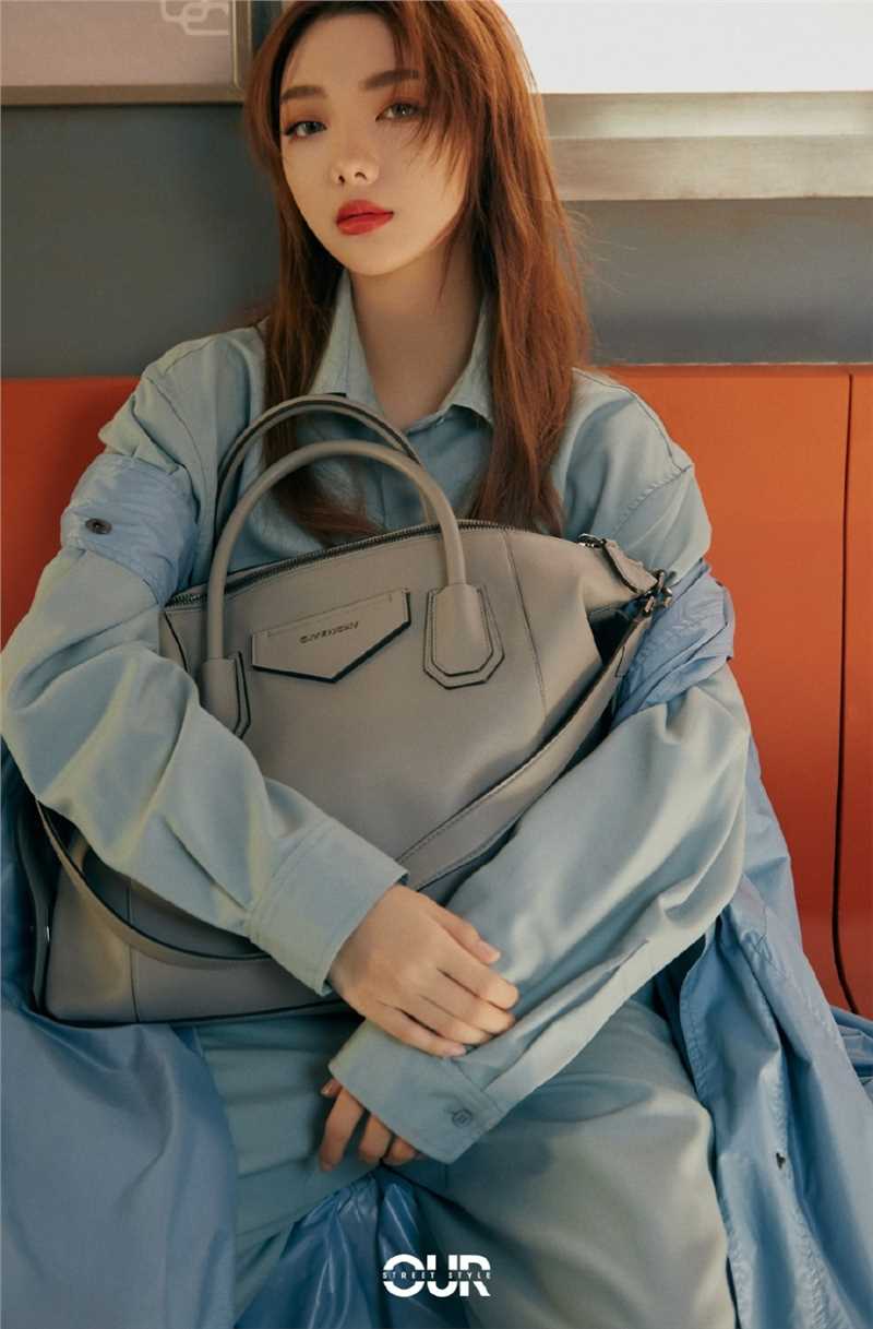 李紫婷又飒又美的蓝色衬衫连体裤时尚照片