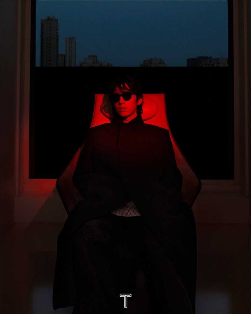 井柏然长发美男黑红色光影时尚大片