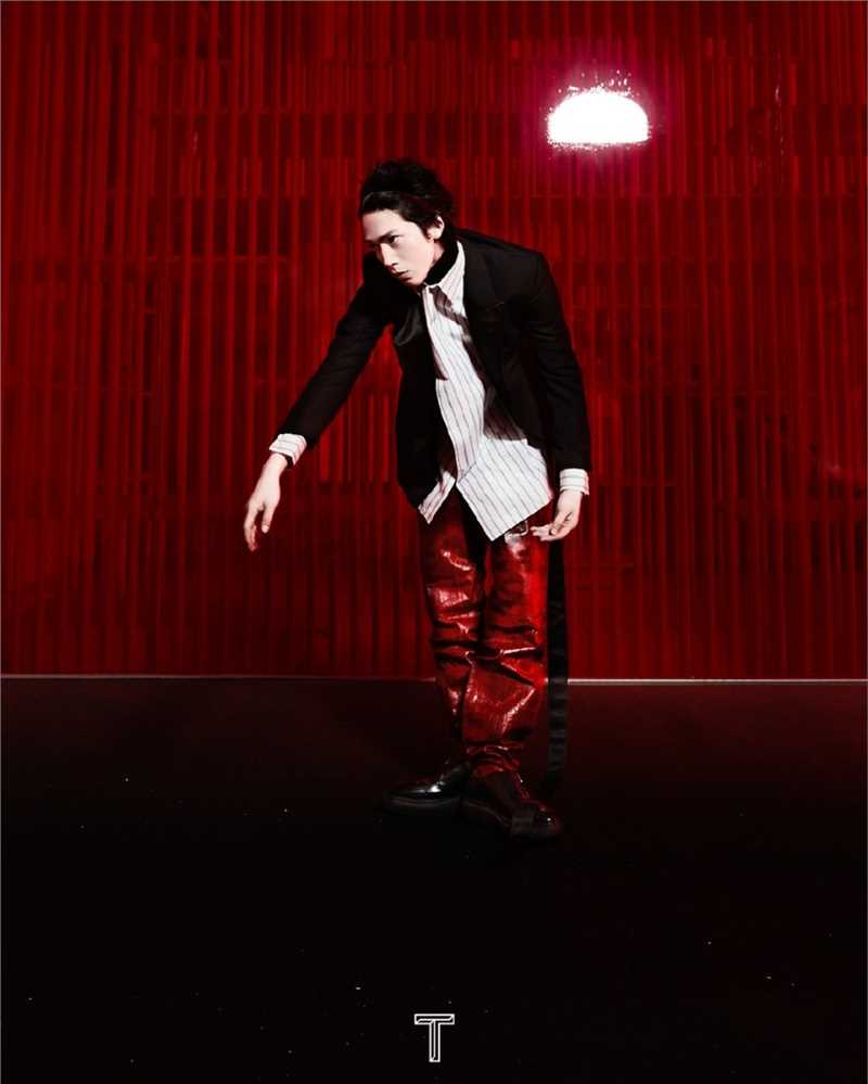 井柏然长发美男黑红色光影时尚大片