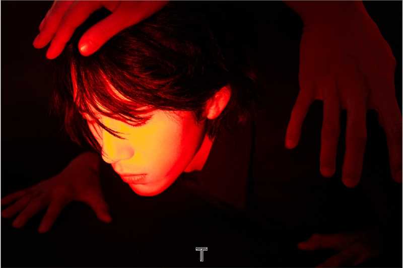 井柏然长发美男黑红色光影时尚大片