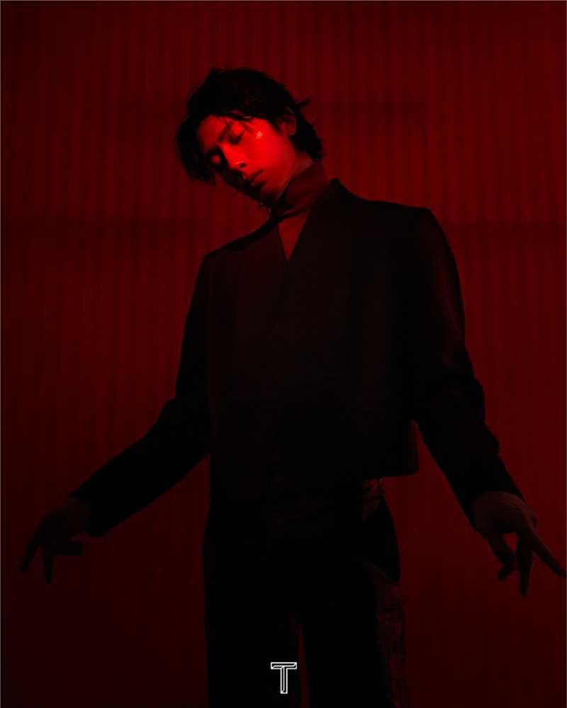 井柏然长发美男黑红色光影时尚大片