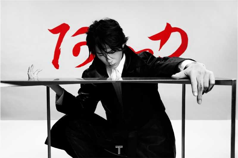 井柏然长发美男黑红色光影时尚大片