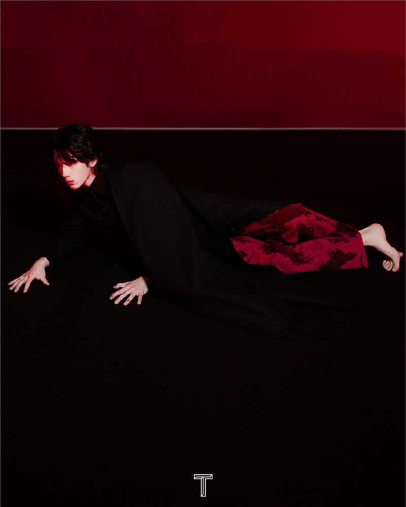 井柏然长发美男黑红色光影时尚大片