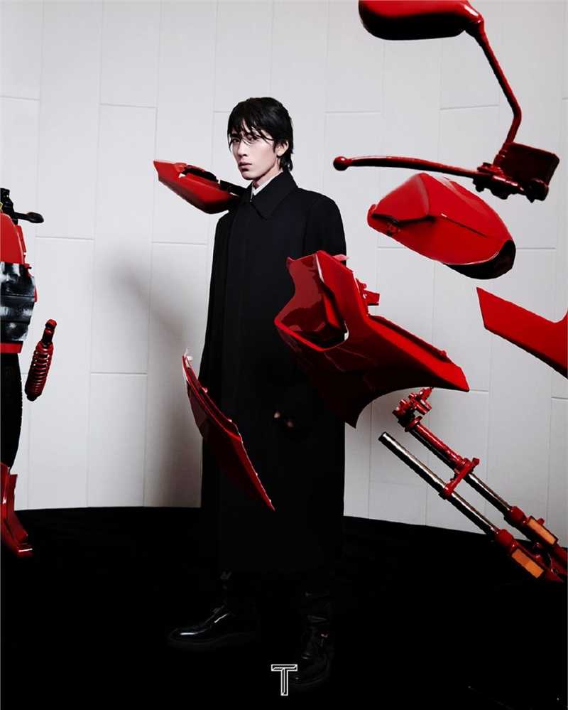 井柏然长发美男黑红色光影时尚大片