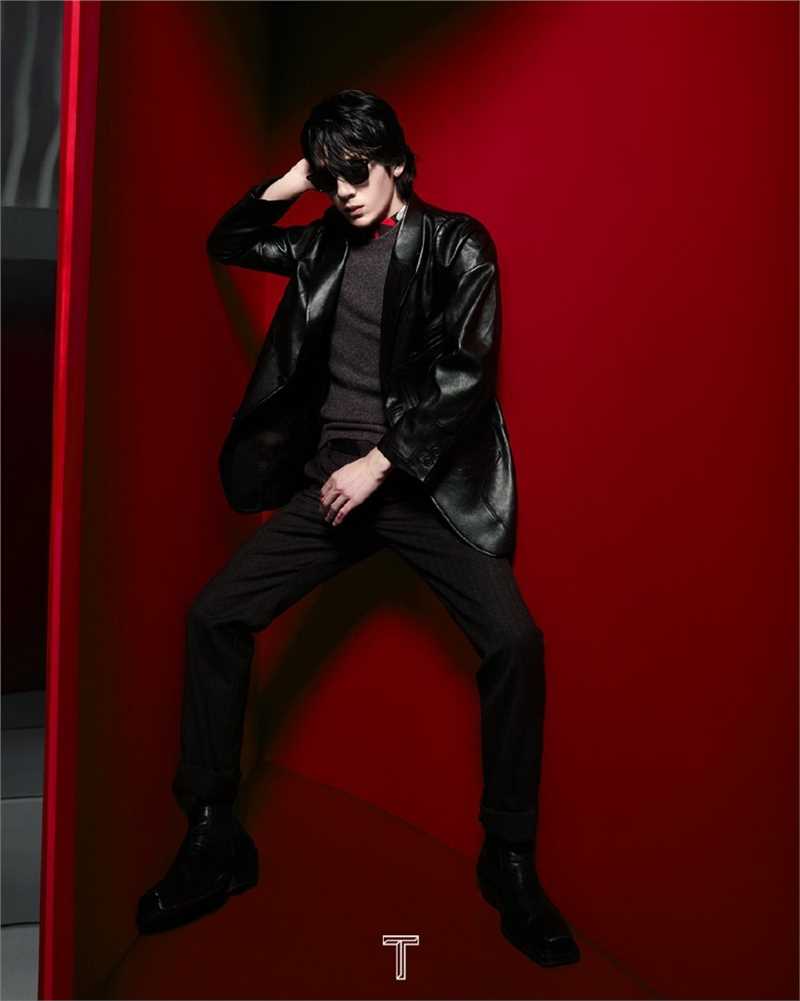 井柏然长发美男黑红色光影时尚大片