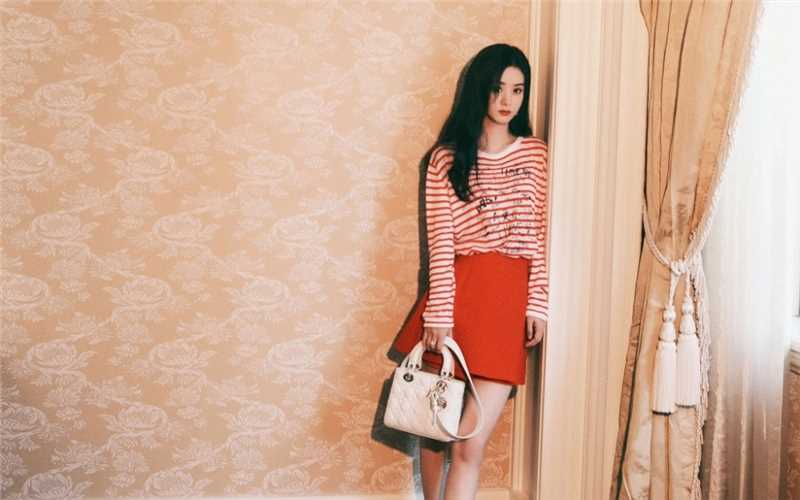 最全赵丽颖红色短裙少女范十足的室内时尚壁纸