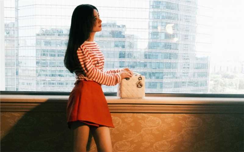 最全赵丽颖红色短裙少女范十足的室内时尚壁纸