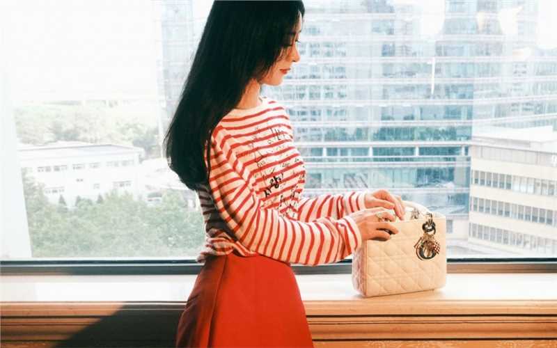 最全赵丽颖红色短裙少女范十足的室内时尚壁纸