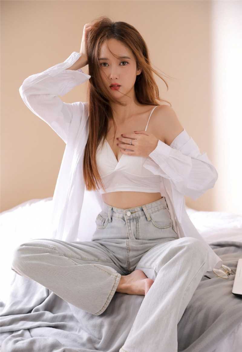 精选白色真丝内衣台湾美女牛仔裤性感私房照图册