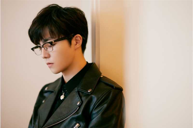 最全陈立农黑框眼镜黑色皮衣霸气型男时尚壁纸