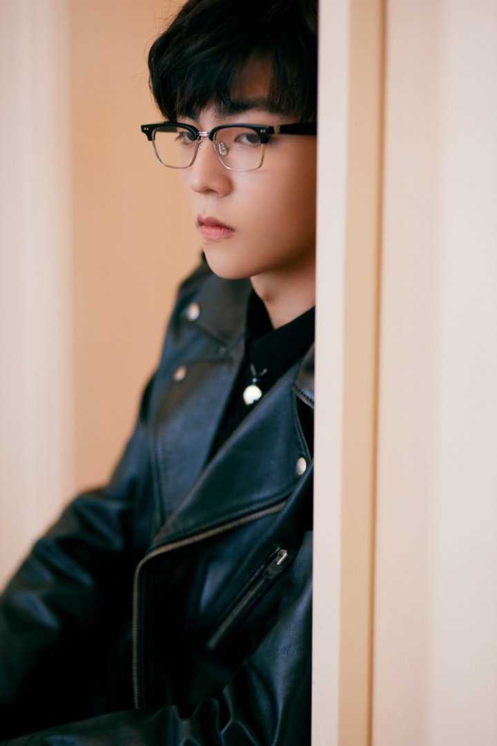 最全陈立农黑框眼镜黑色皮衣霸气型男时尚壁纸
