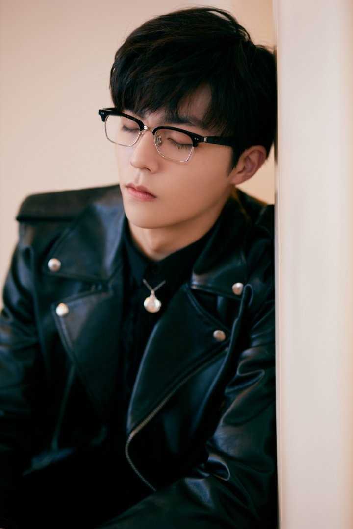 最全陈立农黑框眼镜黑色皮衣霸气型男时尚壁纸