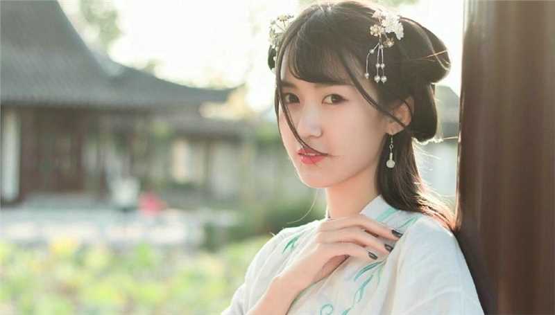 精选清澈湖边丸子头古装美少女友雅清新艺术照图册