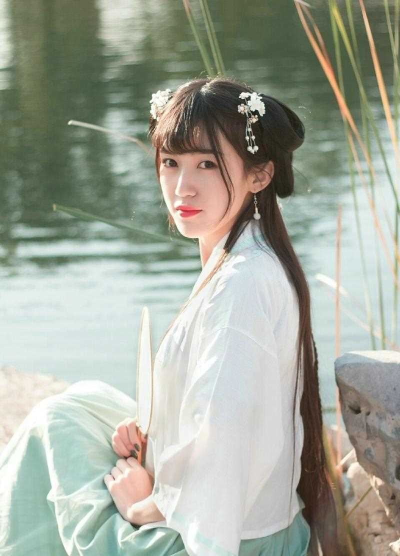 精选清澈湖边丸子头古装美少女友雅清新艺术照图册