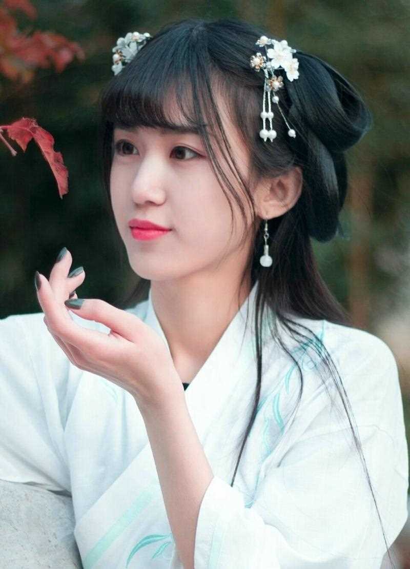 精选清澈湖边丸子头古装美少女友雅清新艺术照图册