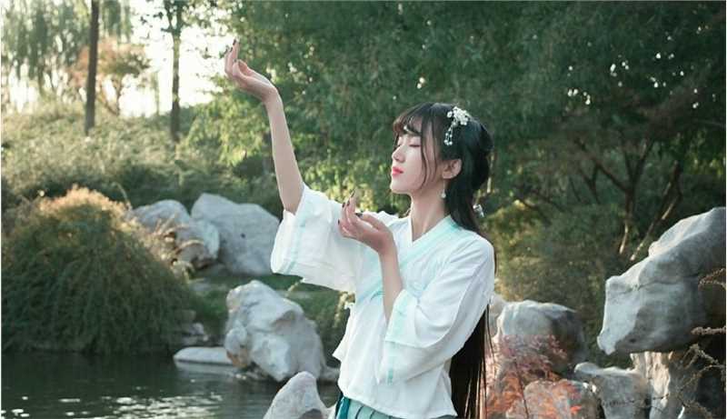 精选清澈湖边丸子头古装美少女友雅清新艺术照图册